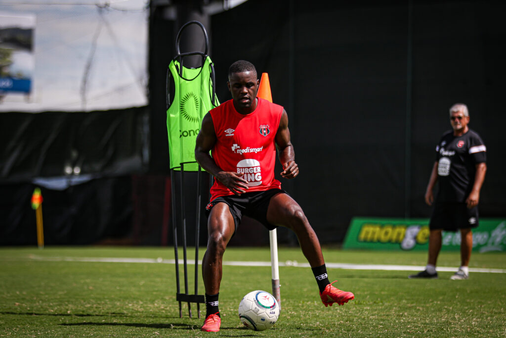 Joel Campbell entrenando