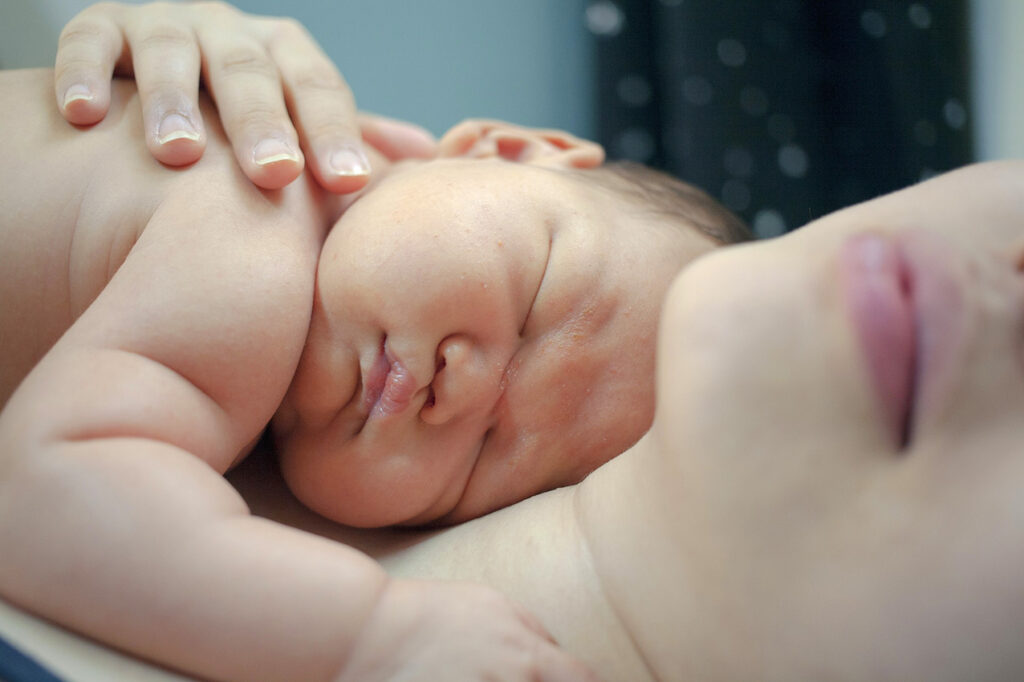 Madre sosteniendo a bebé recién nacido antes de ingresar a cuidados neonatales