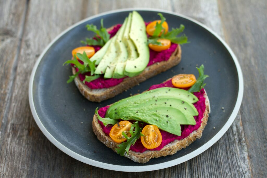 tostadas integrales con hummus y aguacate