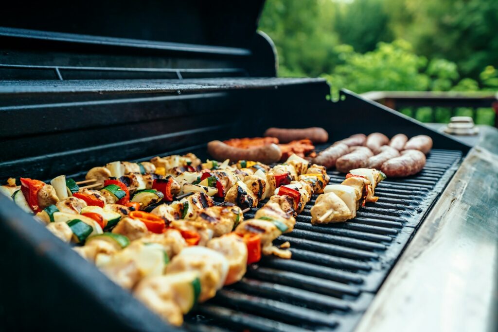 Variedad de pinchos y carnes a la parrilla