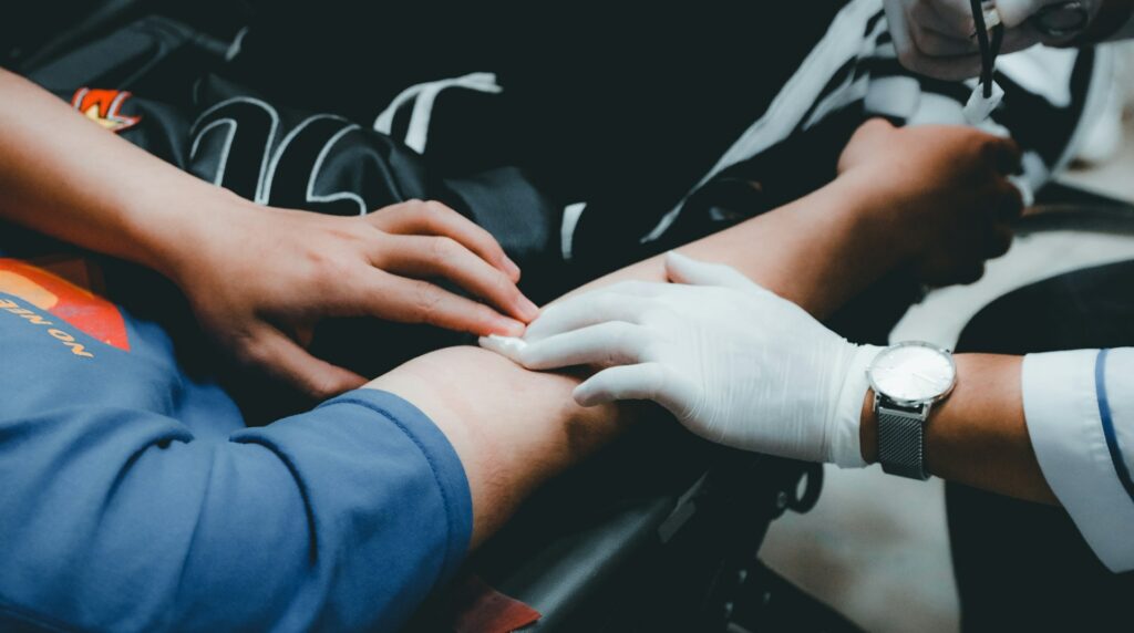 Personal médico tomando una muestra de sangre