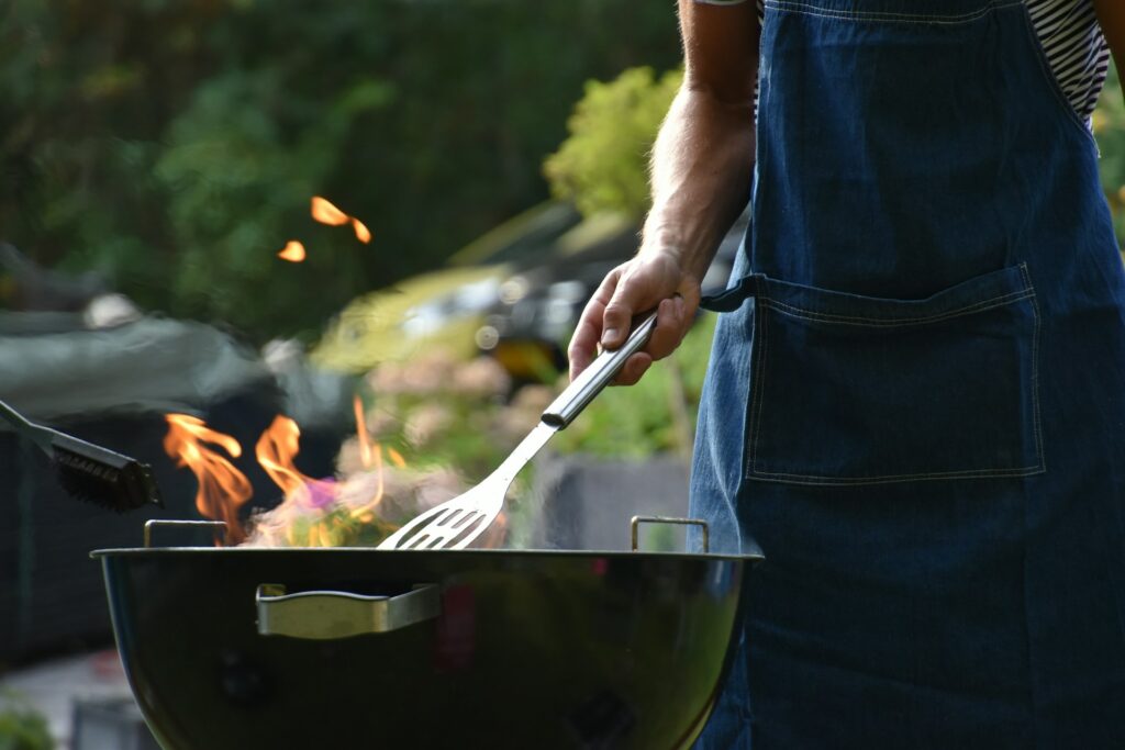 Hombre cocinando en una parrilla