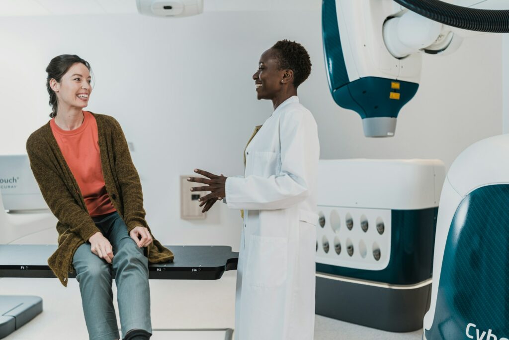 Médico mujer atendiendo a paciente