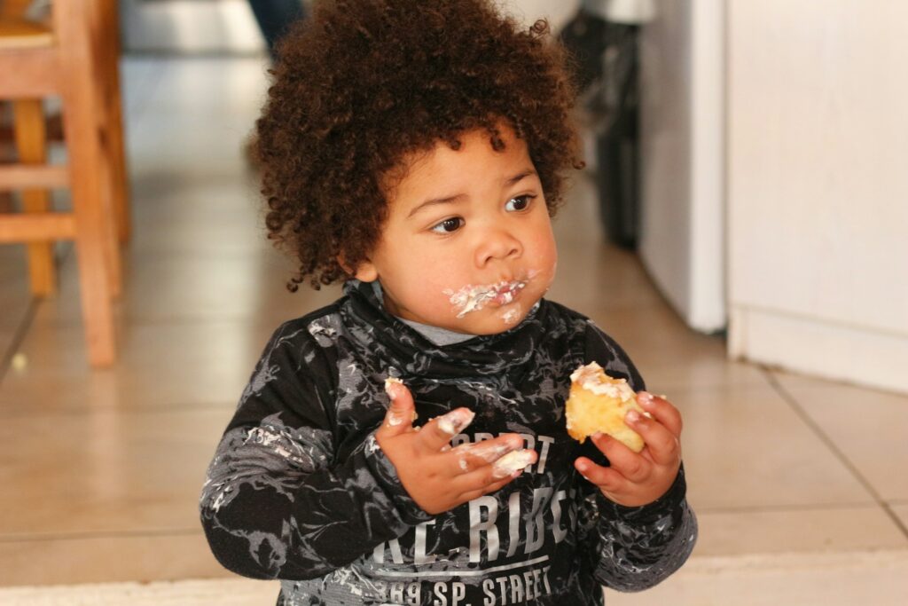 Niño pequeño comiendo un postre