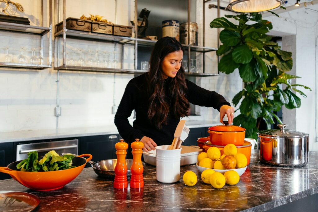 Mujer cocinando de manera saludable