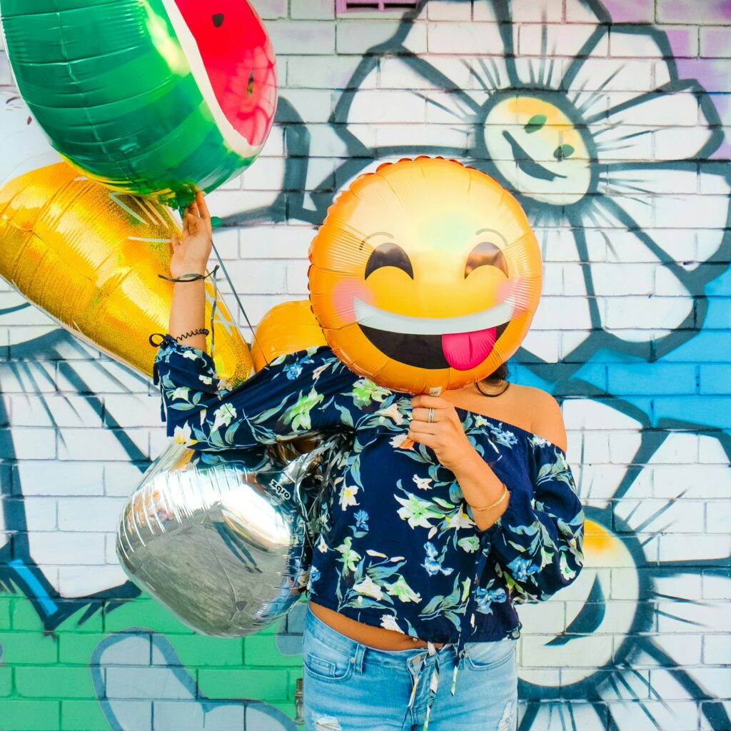 Concepto de felicidad, mujer sosteniendo un globo de cara feliz